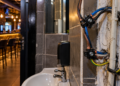 Suspiciuni de furt de energie electrică la un bar din Broșteni. Polițiștii au găsit o instalație improvizată care ocolea contorul