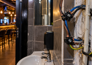 Suspiciuni de furt de energie electrică la un bar din Broșteni. Polițiștii au găsit o instalație improvizată care ocolea contorul