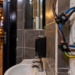 Suspiciuni de furt de energie electrică la un bar din Broșteni. Polițiștii au găsit o instalație improvizată care ocolea contorul