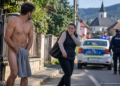 ”Despuiat” pe o stradă din Arbore, un tânăr a băgat în sperieți o femeie. Aceasta l-a dat pe mâna poliției după ce ar fi amenințat-o cu bătaia. A ”poposit” 24 de ore în arest