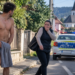 ”Despuiat” pe o stradă din Arbore, un tânăr a băgat în sperieți o femeie. Aceasta l-a dat pe mâna poliției după ce ar fi amenințat-o cu bătaia. A ”poposit” 24 de ore în arest