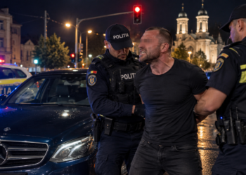 Cetățean ucrainean, reținut după ce a fost prins băut la volan în Rădăuți. Și-a ”încordat mușchii” în fața polițiștilor și a fost încătușat pe stradă
