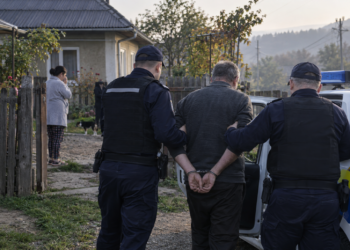 Așa DA! Polițiștii din Frătăuții Noi au aflat despre agresiune, s-au autosesizat și au acționat, deși victima a tăcut mâlc. Bărbatul a ajuns în arestul IPJ Suceava după ce și-a bătut și amenințat cu moartea soția