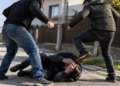 Bătaie între frați, în plină stradă, la Cajvana. Doi bărbați și-au vărsat nervii pe fratele vitreg, lovindu-l cu pumnii și picioarele. Agresorii au fost reținuți