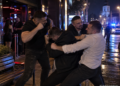 Aerul de oraș le-a încordat mușchii, iar o privire le-a pus capac. Doi bărbați din Mihoveni au luat la bătaie doi suceveni în fața clubului Story, din centrul Sucevei. Agresorii s-au ”răcorit” 24 de ore în arest