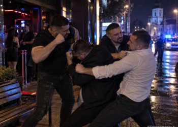 Aerul de oraș le-a încordat mușchii, iar o privire le-a pus capac. Doi bărbați din Mihoveni au luat la bătaie doi suceveni în fața clubului Story, din centrul Sucevei. Agresorii s-au ”răcorit” 24 de ore în arest