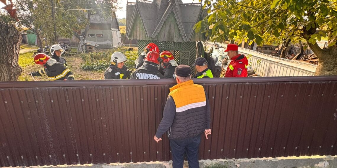 Bătrân de 86 de ani, căzut într-o fântână adâncă de aproximativ 8 metri la Zvoriștea. Polițiștii i-au coborât o funie și o găleată până la sosirea pompierilor