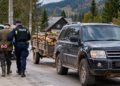 Bărbat de 73 de ani, ajuns în arest după ce a fost prins de polițiști tractând cu un Pajero neînmatriculat un atelaj cu 0,5 metri cubi de lemne fără acte. Avea permis doar pentru tractor
