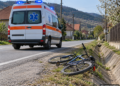 Fetiță de 4 ani, lovită în față cu ghidonul bicicletei de fratele ei de 10 ani. Copilul s-a dezechilibrat pe un drum din Ostra