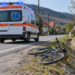 Fetiță de 4 ani, lovită în față cu ghidonul bicicletei de fratele ei de 10 ani. Copilul s-a dezechilibrat pe un drum din Ostra