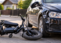 Fată de 14 ani, înfiptă cu bicicleta electrică într-o mașină parcată. Autoturismul a rămas cu aripa îndoită și oglinda spartă