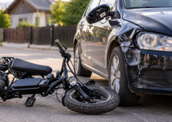 Fată de 14 ani, înfiptă cu bicicleta electrică într-o mașină parcată. Autoturismul a rămas cu aripa îndoită și oglinda spartă