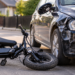 Fată de 14 ani, înfiptă cu bicicleta electrică într-o mașină parcată. Autoturismul a rămas cu aripa îndoită și oglinda spartă