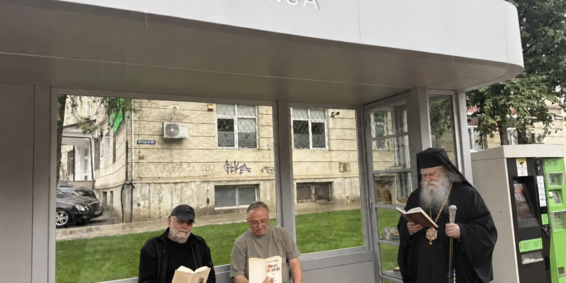 Stația de la Policlinică se transformă în ”bibliotecă duhovnicească fără uși”, după ce sucevenii au golit rafturile cu cărți religioase. ÎPS Calinic a donat 10 Biblii și 10 exemplare ale Noului Testament, ca răspuns la inițiativa primarului Rîmbu