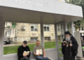 Stația de la Policlinică se transformă în ”bibliotecă duhovnicească fără uși”, după ce sucevenii au golit rafturile cu cărți religioase. ÎPS Calinic a donat 10 Biblii și 10 exemplare ale Noului Testament, ca răspuns la inițiativa primarului Rîmbu