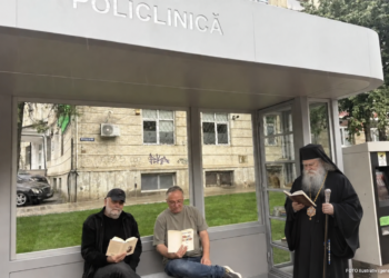 Stația de la Policlinică se transformă în ”bibliotecă duhovnicească fără uși”, după ce sucevenii au golit rafturile cu cărți religioase. ÎPS Calinic a donat 10 Biblii și 10 exemplare ale Noului Testament, ca răspuns la inițiativa primarului Rîmbu