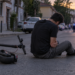 Amendă de peste 1.200 de lei pentru un fălticenean beat care s-a ”întins” pe carosabil după ce a căzut cu trotineta electrică. Polițiștii l-au ”premiat” după vizita la spital