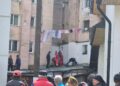 Bărbat de 47 de ani, căzut de pe un bloc din Ostra în timp ce curăța un horn. A ajuns la spital cu multiple traumatisme și fracturi