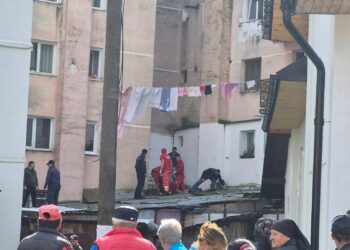 Bărbat de 47 de ani, căzut de pe un bloc din Ostra în timp ce curăța un horn. A ajuns la spital cu multiple traumatisme și fracturi
