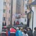 Bărbat de 47 de ani, căzut de pe un bloc din Ostra în timp ce curăța un horn. A ajuns la spital cu multiple traumatisme și fracturi
