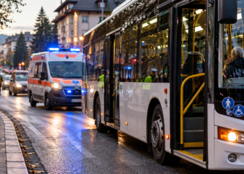 Femeie de 59 de ani, rănită într-un autobuz din Suceava după o frânare bruscă. Călătoarea era în picioare și a căzut pe podea