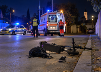Plimbare cu trotineta electrică terminată la spital, în Rădăuți. Un adolescent de 15 ani transporta un copil de 13 ani, iar cei doi au căzut pe carosabil. Pasagerul a fost transferat la Suceava