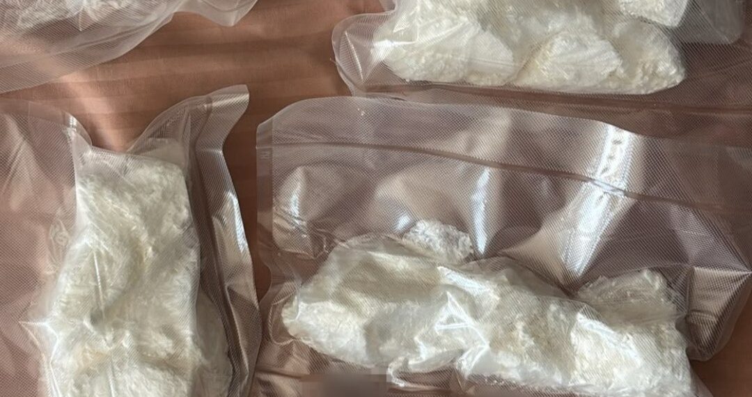 Bărbat de 33 de ani, prins în flagrant în timp ce vindea cocaină. Peste un kilogram de droguri, găsit la percheziție