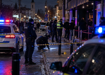 Doi adolescenți, reținuți după crima de lângă clubul Wiky din Fălticeni. Victima de 25 de ani ar fi fost urmărită și lovită cu pumnii și picioarele de trei puștani, doi de 17 ani și unul de 15 ani