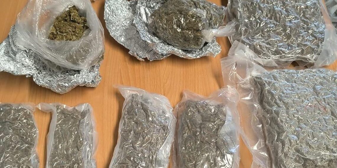 Prins în flagrant cu 1,7 kilograme de canabis ascunse într-o autoutilitară. Un bărbat de 36 de ani a fost arestat pentru 30 de zile