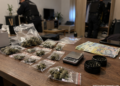 Recidivist de 65 de ani și doi tineri de 20 de ani, reținuți într-un dosar de trafic de canabis. Drogurile erau vândute cu 250-300 de lei
