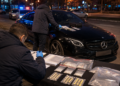 Recidivist din Bucșoaia, condamnat la peste 4 ani de închisoare. A vândut etnobotanice, avea morfină în Mercedes și conducea cu permisul suspendat