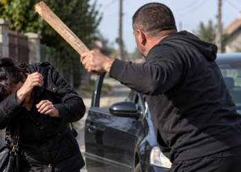 Bărbat reținut după ce a bătut o femeie cu o bucată de lemn, la Cornu Luncii. Scandalul ar fi pornit de la o datorie