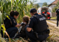 Femeie din Petia, înjunghiată în gât de propriul fiu. Polițiștii au găsit-o ascunsă într-un lan de porumb și i-au oprit hemoragia. Agresorul a fost reținut