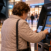 Femeie din Vama, înșelată cu 14.500 de lei de un fals ”angajat BNR”. A fost convinsă să depună banii la un aparat pentru monede virtuale din Iulius Mall Suceava
