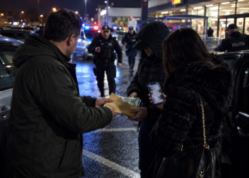 Flagrant cu sume marcate într-un plic, în parcarea Lidl din Câmpulung Moldovenesc. Doi suspecți, prinși după ce ar fi cerut bani pentru a nu publica fotografii compromițătoare