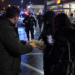 Flagrant cu sume marcate într-un plic, în parcarea Lidl din Câmpulung Moldovenesc. Doi suspecți, prinși după ce ar fi cerut bani pentru a nu publica fotografii compromițătoare