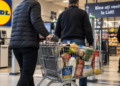Au plătit un singur produs și au încercat să iasă din Lidl cu un cărucior plin. Prejudiciu de peste 1.200 de lei. Doi suceveni s-au ales cu dosar penal pentru furt