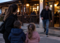Reținut la 27 de ani după ce a încălcat ordinul de protecție față de soția de 26 de ani. Femeia venise să-și ia cei doi copii lăsați în grija socrului, iar bărbatul a ieșit din crâșmă și s-a apropiat de ea. Cei doi soți se află în proces de divorț