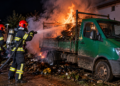 Autoutilitară cuprinsă de flăcări la Șcheia, după ce jarul de la deșeuri ar fi fost aruncat în benă