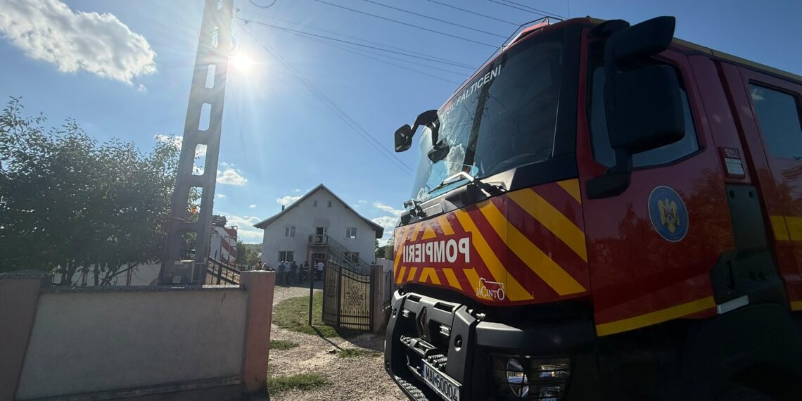 Incendiu la o locuință din Bogata. Un scurtcircuit a provocat pagube de 50.000 de lei, iar o femeie a ajuns la spital după un atac de panică