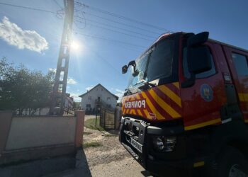Incendiu la o locuință din Bogata. Un scurtcircuit a provocat pagube de 50.000 de lei, iar o femeie a ajuns la spital după un atac de panică