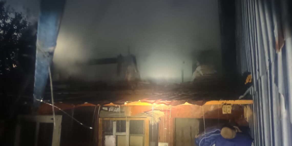 Incendiu la o gospodărie din Botoșenița Mare. Trei anexe au fost afectate, iar proprietarul a suferit un atac de panică