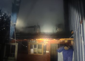 Incendiu la o gospodărie din Botoșenița Mare. Trei anexe au fost afectate, iar proprietarul a suferit un atac de panică