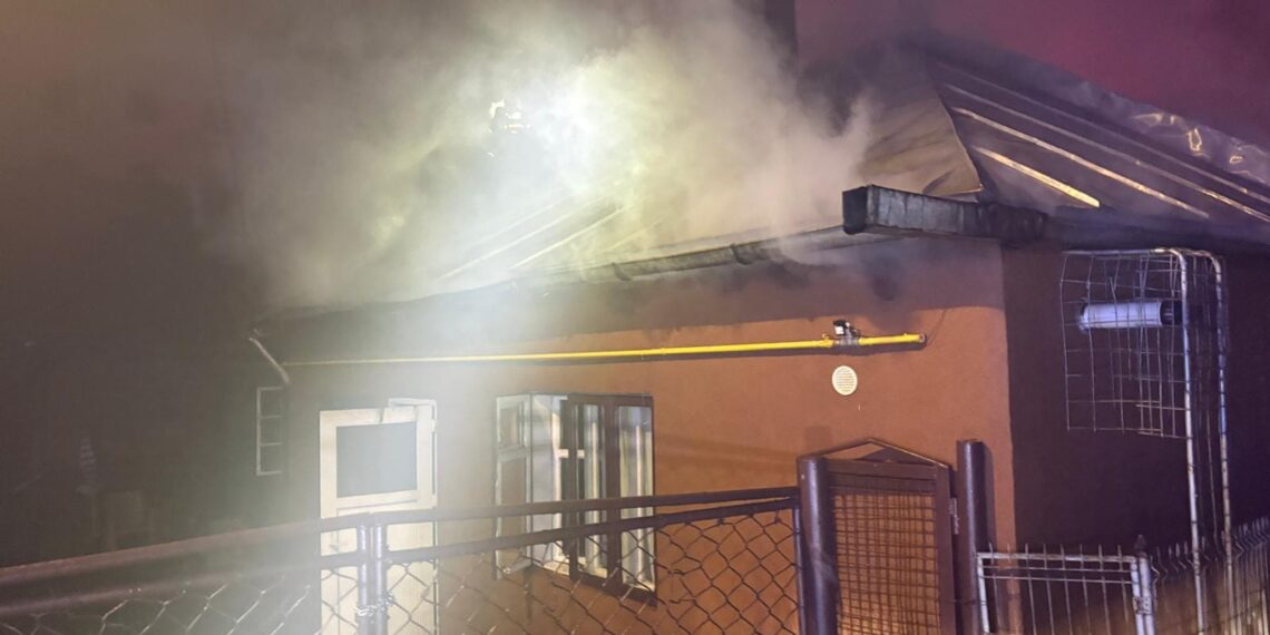 Incendiu în zona Gării Burdujeni. Focul a pornit dintr-o casă nelocuită și s-a extins la locuința unei femei de 85 de ani
