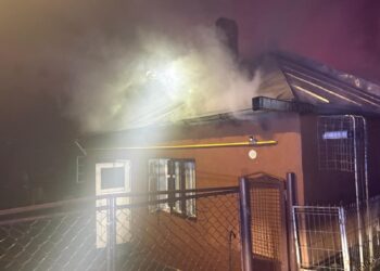 Incendiu în zona Gării Burdujeni. Focul a pornit dintr-o casă nelocuită și s-a extins la locuința unei femei de 85 de ani