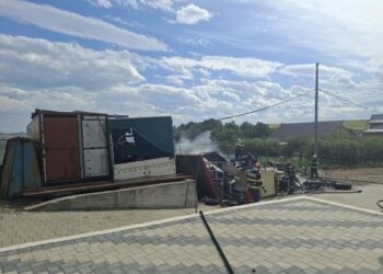 Încă un incendiu în parcul târgului auto din Cumpărătura. Au ars paleți, cauciucuri și cartoane. Pompierii au intervenit cu două autospeciale de stingere