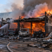 Incendiu puternic la Podu Coșnei. Două mașini, un ATV și mai multe anexe au ars. Pagubele sunt estimate la 175.000 de lei