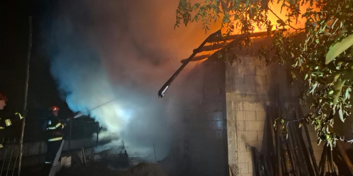 Incendiu puternic la Vicovu de Jos. Au ars un adăpost de animale, o bucătărie de vară și 5 tone de fân. Pompierii au salvat casa, două bovine, două caprine și 30 de păsări