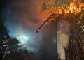 Incendiu puternic la Vicovu de Jos. Au ars un adăpost de animale, o bucătărie de vară și 5 tone de fân. Pompierii au salvat casa, două bovine, două caprine și 30 de păsări