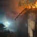 Incendiu puternic la Vicovu de Jos. Au ars un adăpost de animale, o bucătărie de vară și 5 tone de fân. Pompierii au salvat casa, două bovine, două caprine și 30 de păsări